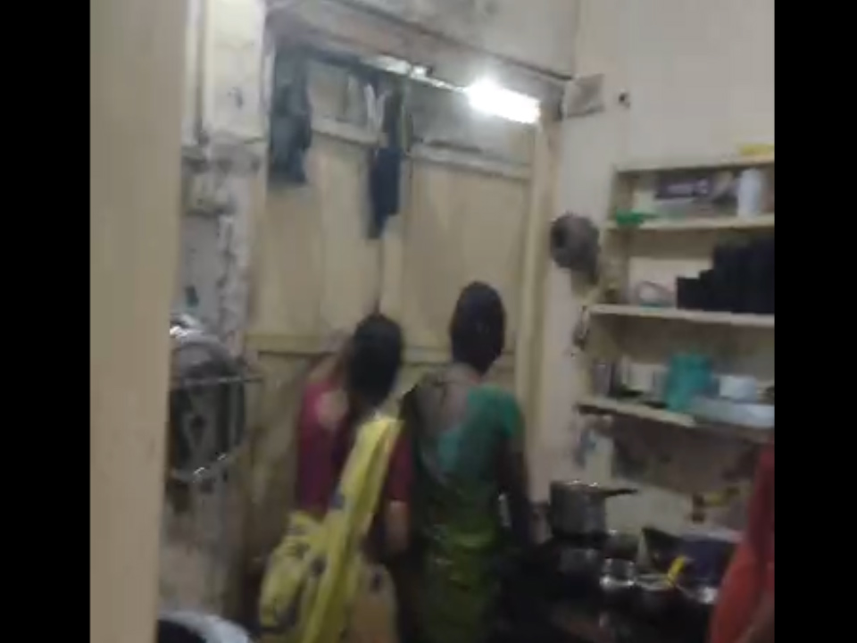 थाना खारा कुआं में सरेआम गुंडागर्दी घर में घुसे बदमाश परिवार जनों को पिटा फेंका सामान बाहर,,,,, कार्रवाई की बजाय पक्षपात,, पुलिस पीड़ित को ले गई थाने,,