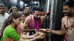 महाकाल के दरबार पहुंचे क्रिकेटर धवल कुलकर्णी..पत्नी और बेटे के साथ लिया आशीर्वाद