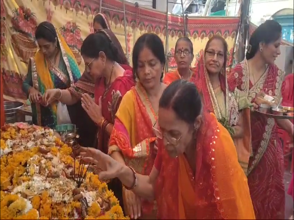 शीतला माता को महिलाओं ने लगाया ठंडे का भोग:देर रात से मंदिरों के बाहर लगी महिलाओं की कतार जो सुबह तक आई नजर