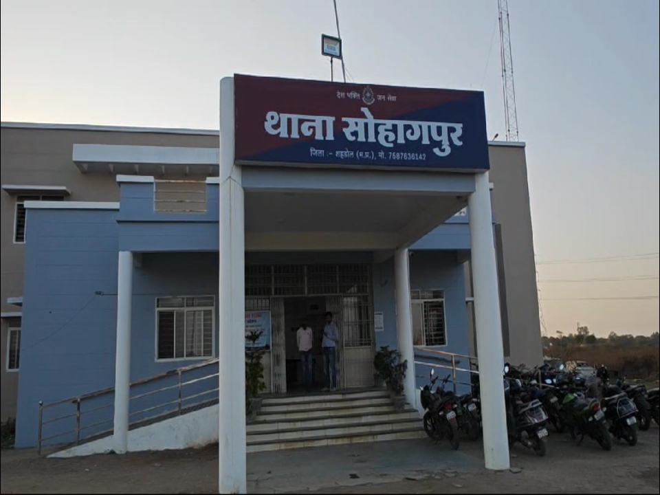 मुर्गियों से भरा पिकअप और ट्रक की भिड़ंत..हादसे में दो की मौत तीन घायल….