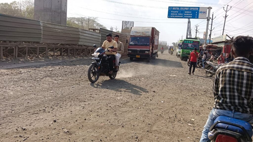 पीथमपुर : ठेकेदार की लापरवाही ब्रिज निर्माण कार्य में देरी आम जन परेशान..धूल के गुबार से बीमारी का बढ़ता कहर