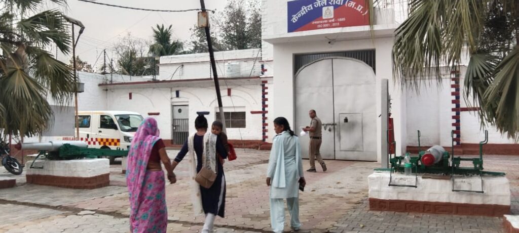 लाइव खुदकुशी करने वाले युवक की पत्नी और सास पर कार्रवाई, भेजा जेल…