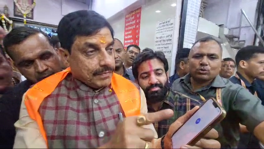 उज्जैन में सीएम ने पहले खाई मटका कुल्फी, फिर खुद ने किया ऑनलाइन पेमेंट..