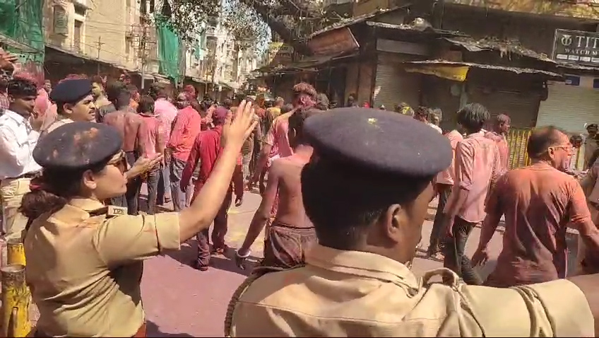 महू। प्रशासन की मुस्तैदी में लोगों ने मनाया हर्षो उल्लास से रंग पंचमी का त्यौहार