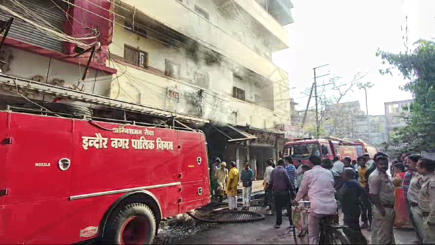 कपड़ा मार्केट के पीछे स्थित शृंग शृंगी मार्केट में लगी भीषण आग…करीब 22 दुकानें जलकर खाक..