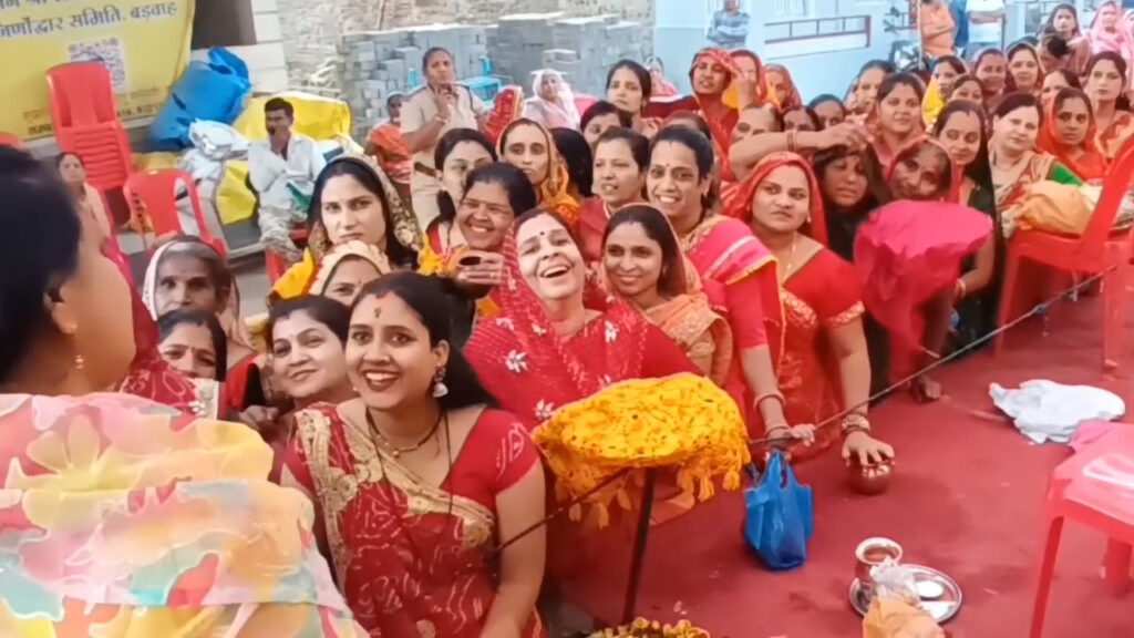 शीतला सप्तमी पर बड़वाह के शीतला मंदिरों में देर रात से ही महिलाओ की उमड़ी भीड़