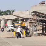 ब्रिज निर्माण कार्य से राहगीर और रहवासी परेशान दो पहिया वाहन चालक जान जोखिम में डाल कर रहे रास्ता पार…