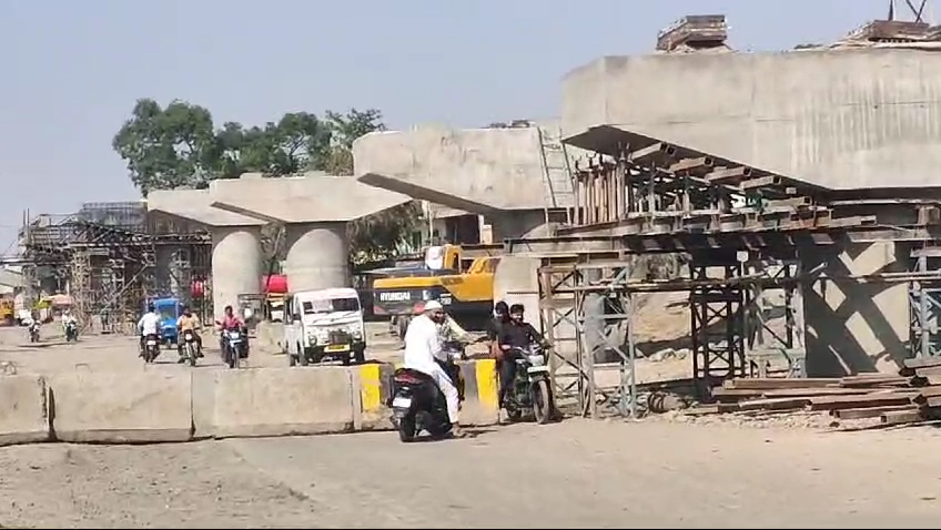 ब्रिज निर्माण कार्य से राहगीर और रहवासी परेशान दो पहिया वाहन चालक जान जोखिम में डाल कर रहे रास्ता पार…