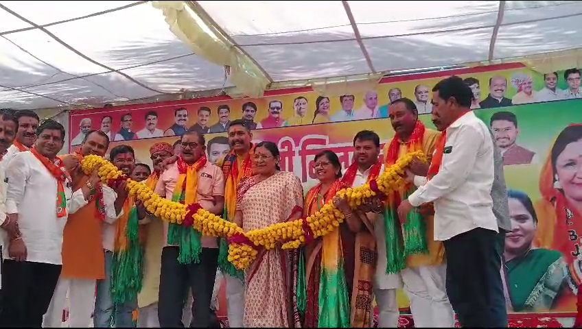 होली मिलन समारोह में केंद्रीय मंत्री सावित्री ठाकुर का दिखा अलग अंदाज.. भाजपा प्रदेश मंत्री ओर ग्रामीण जिला अध्यक्ष संग खूब किया नृत्य..