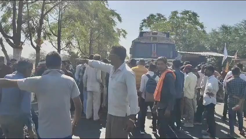 सानौधा तिराहे किया चक्काजाम : बीएमसी में एक बच्ची की जलने से हुई थी मौत,,परिजनों में आक्रोश