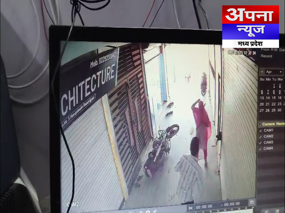 युवक की गर्दन पर महिला ने दराते से किया हमला… कैमरे में कैद हुई घटना