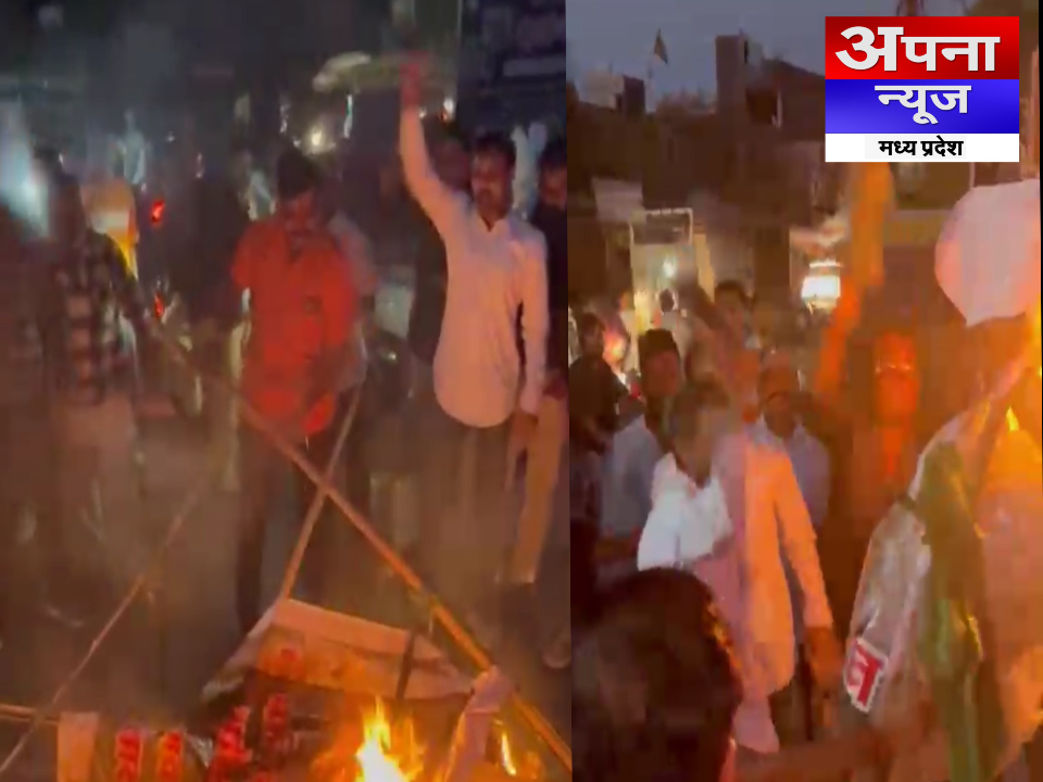 आतंकी हमले पर उबाल, ढांचा भवन पर लगे ‘पाकिस्तान मुर्दाबाद’ के नारे.. पाकिस्तान के प्रधानमंत्री का  फूंका पुतला