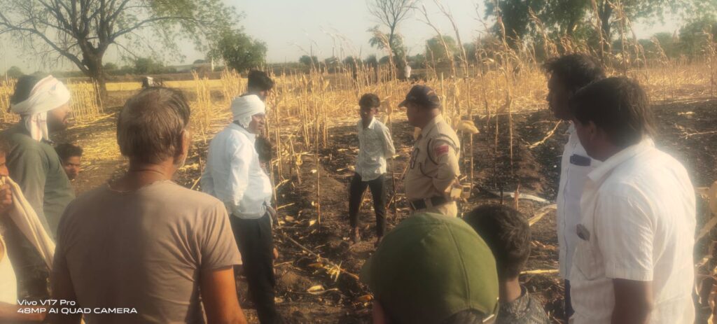 मक्का की ख़डी फ़सल मे लगी…आग लाखो की फ़सल हुई खाक…