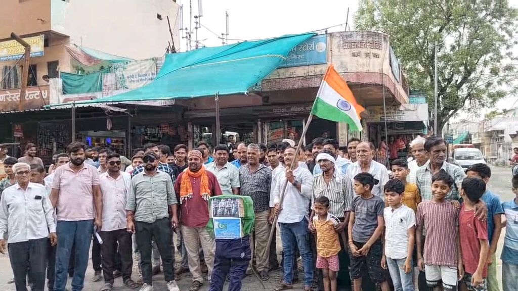  महेश्वर : विश्व हिंदू परिषद बजरंग दल ने आतंकवाद का पुतला दहन किया