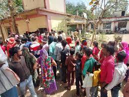 सिरोंज: आधार कार्ड अपडेट के लिए परेशान,लोग खाना-पानी लेकर लाइनों में लगे