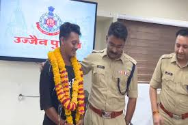 उज्जैन पुलिस ने निभाया अपना फर्ज,ऑटो में छूट गए बेग और हजारों की नगदी वापस करवाई