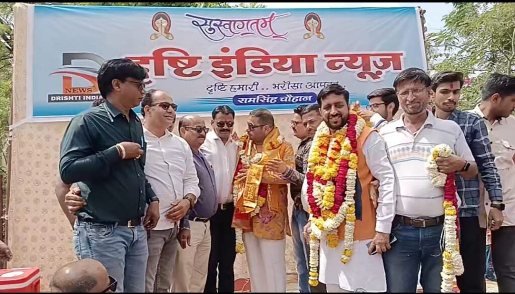 दृष्टि इंडिया परिवार की ओर से सिंधी समाज के चल समारोह का भव्य स्वागत..वरिष्ठ समाजसेवी महेश परियानी का सम्मान…