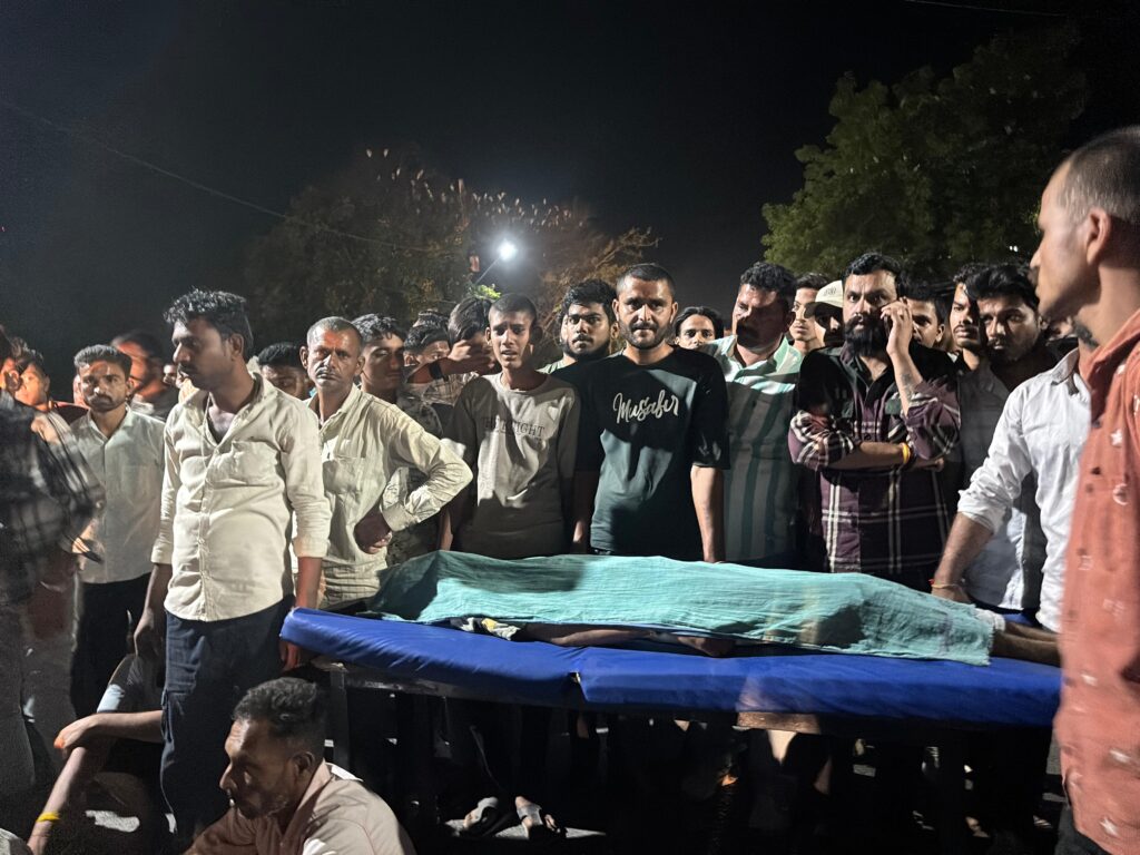 आलोट – मेला देख कर लौट रहे युवक की मौत परिवार ने हत्या का आरोप लगा कर थाने के सामने शव रखकर कि न्याय की मांग रात्रि 2 बजे आश्वासन के बाद हटे